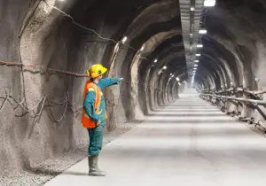 Werknemer wijst in een lange tunnel naar achteren
