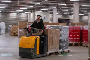 Uitzendkracht op de elektrische palletwagen