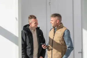 Twee uitzendkrachten praten buiten