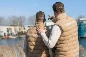 Collega's kijken samen uit over het water