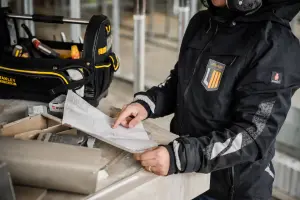 Medewerker controleert verschillende documenten