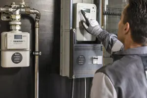 Medewerker controleert de elektriciteitskast