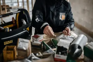 Medewerker werkzaam aan een werkbank