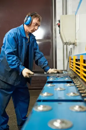 Productiemedewerker bezig met kwaliteitscontrole