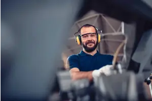 Man kijkt naar de camera in de industriële sector