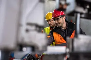 Twee medewerkers bekijken samen de kwaliteit van een product