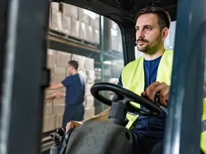 Uitzendkracht zit op de heftruck