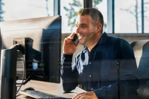 Medewerker in gesprek via de telefoon