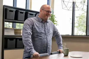 Portretfoto van een medewerker in een professionele setting