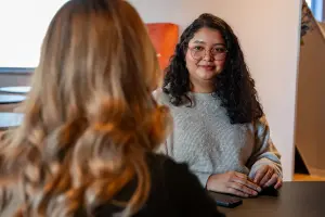Collega is in gesprek met een andere collega