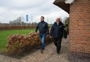 Collega's wandelen buiten de huisvesting locatie