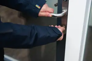 Medewerker doet de deur op slot