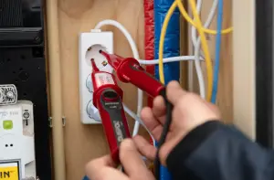 Medewerker meet de spanning van de elektriciteit