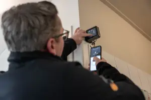 Medewerker controleert de temperatuur van de huisvesting