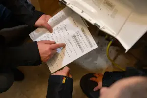 Medewerkers lezen de instructies