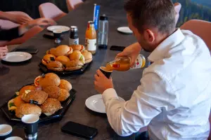 Een gezamenlijk paasontbijt met collega's