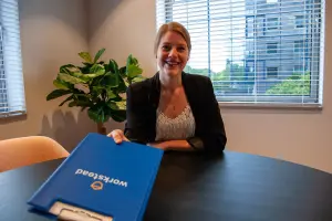 HR-medewerker geeft een blauwe klemmap