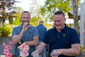 Business Unit Managers lachen op het Lente Event