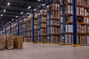 Groot logistiek magazijn