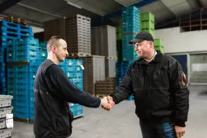 Twee mannen schudden elkaar de hand