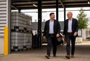 Twee directeuren lopen samen over het industrieterrein