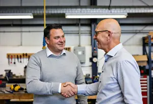 Twee personen schudden elkaar de hand