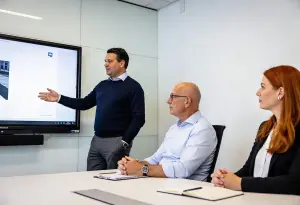 Directeur presenteert zijn plannen aan de klant